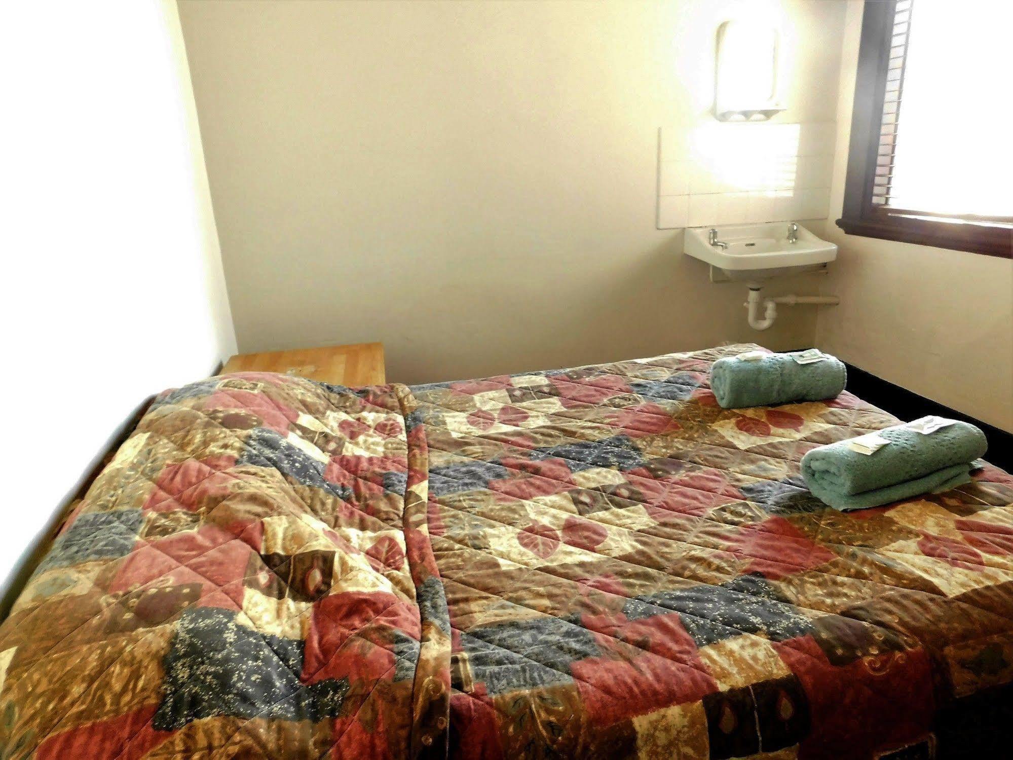 Royal Hotel-Motel Мори Екстериор снимка