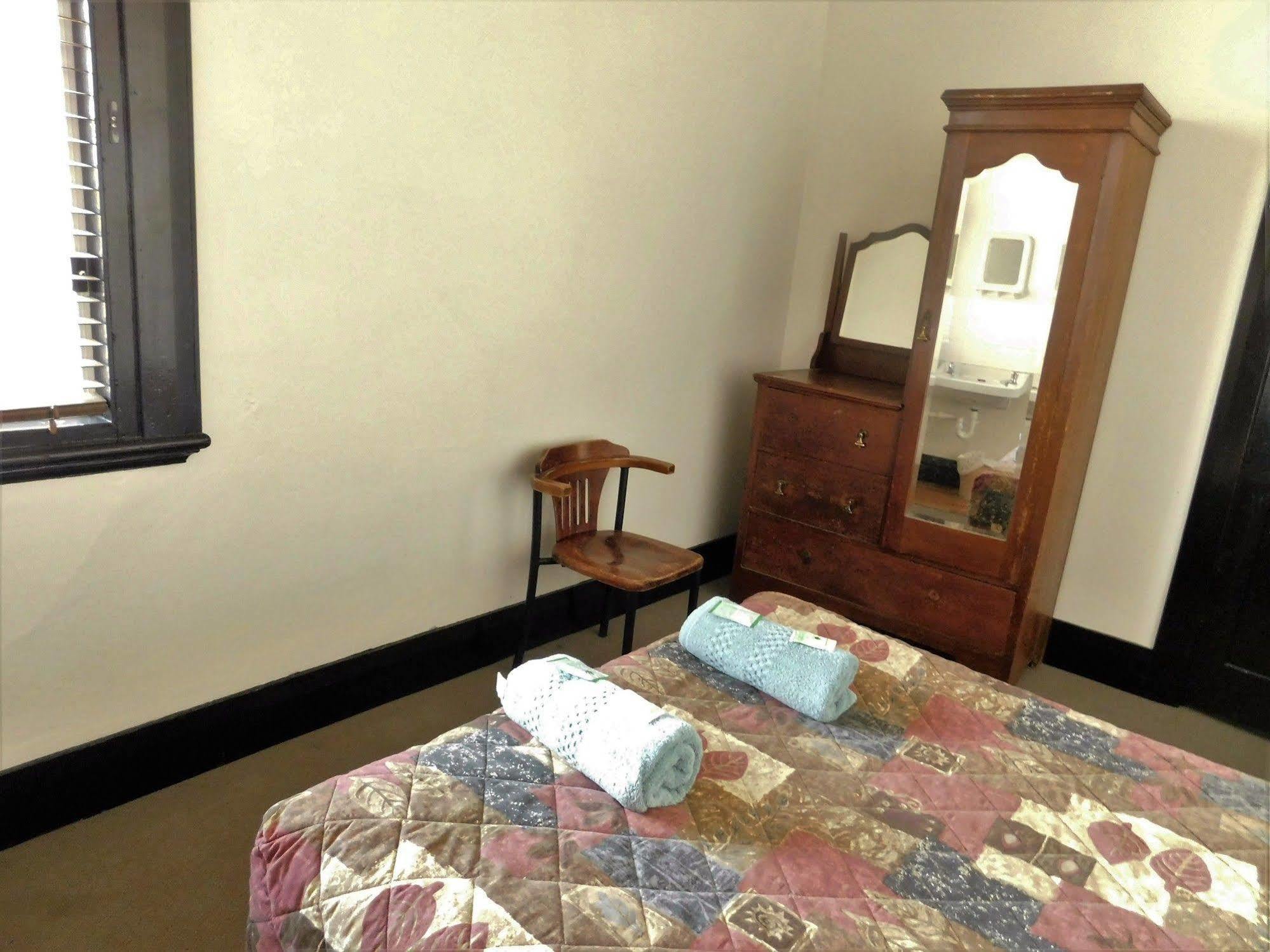 Royal Hotel-Motel Мори Екстериор снимка